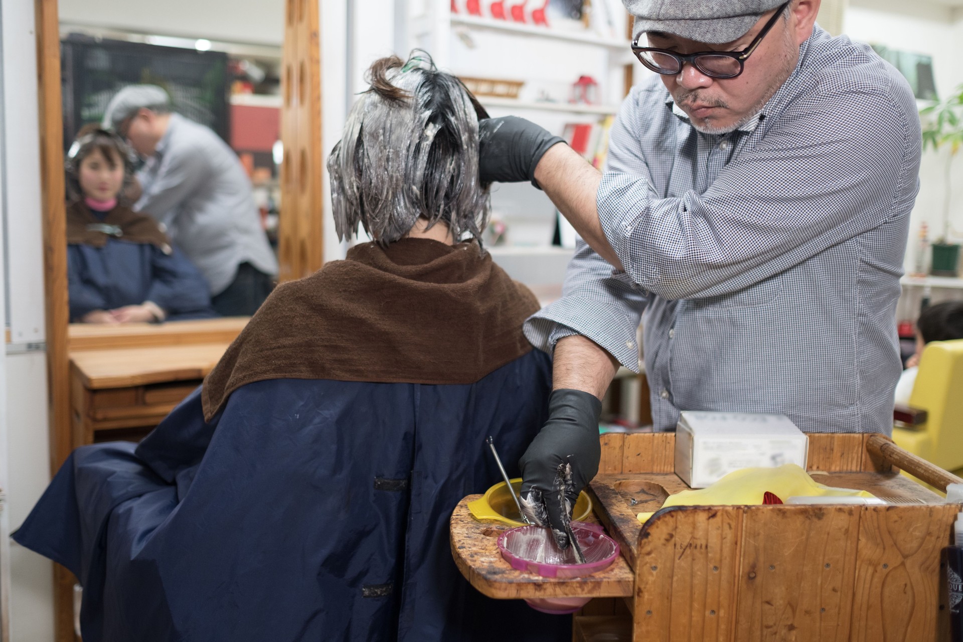 Cabelo da mulher da tingidura do cabeleireiro